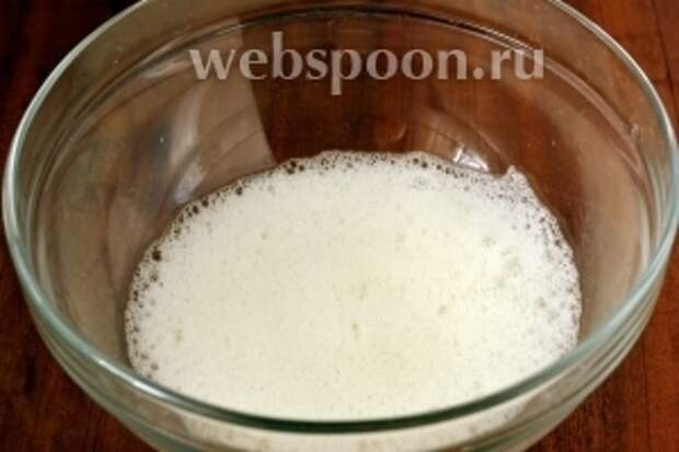 Взбиваем белки до мягких пиков.