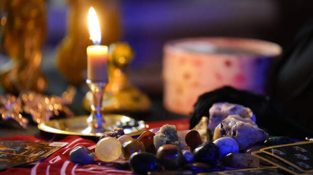 Почти половина россиян допускает существование колдунов и экстрасенсов