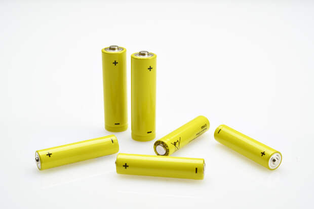 Лайфхак: легкий способ проверить заряд пальчиковой батарейки