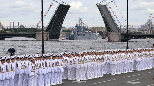 Жители Китая пришли в восторг от кораблей ВМФ РФ после парада в Петербурге