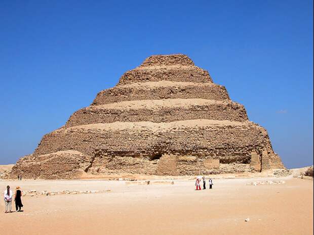 Пирамида Джосера. Автор: Dennis Jarvis from Halifax, Canada - Egypt-12B-021 - Step Pyramid of DjoserUploaded by X-Weinzar, CC BY-SA 2.0, https://commons.wikimedia.org/w/index.php?curid=18688297