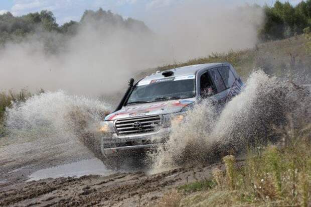 Toyota Land Cruiser 200 и огромные брызги при прохождении мокрых участков – это практически синонимы.
