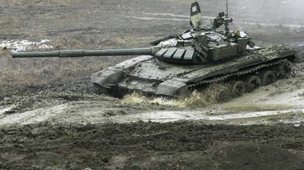 Военнослужащие ЗВО совершенствуют навыки вождения танков Т-72 на учениях в Ленобласти
