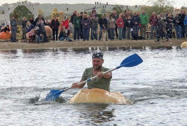 В Германии прошли водные гонки на гигантских тыквах 