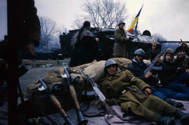 76-Agroupofsoldiersanddemonstrators.jpg 76-Agroupofsoldiersanddemonstrators.jpg