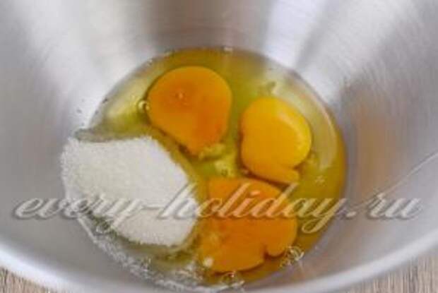 Яйца, сахар и ванильный сахар взбиваем