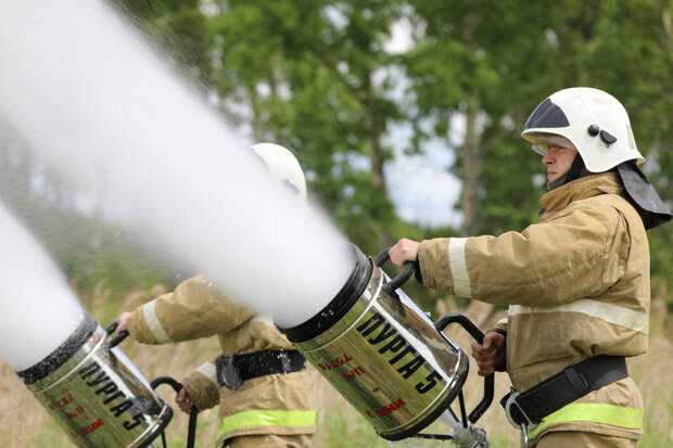 В авиационном полку дальней авиации проведена тренировка штатных пожарных команд