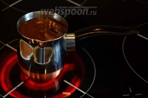 Варите кофе на среднем огне (например, на 4 делении из 6) до тех пор, пока напиток не начнёт закипать. Когда из-под плотной мелкопузырчатой пены начнут пробиваться более крупные и «рыхлые» пузырьки, турку можно снимать с огня. Температура напитка в этот момент должна быть 93-95°С (я замеряла для чистоты эксперимента).