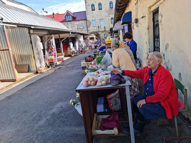 Одной 88 лет, другой 90: Зачем бабушки-старушки приходят на рынок торговать. Разговор по душам в российской глубинке