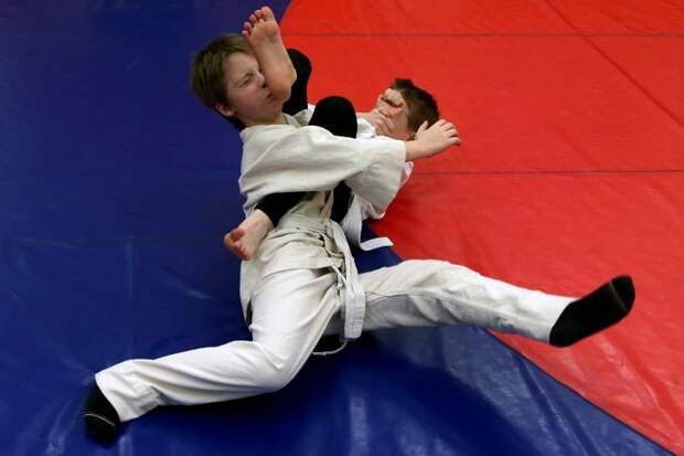 Дети во время занятий в секции самбо в спортивном комплексе "Волна" при гимназии №330 Санкт-Петербурга, 10 декабря