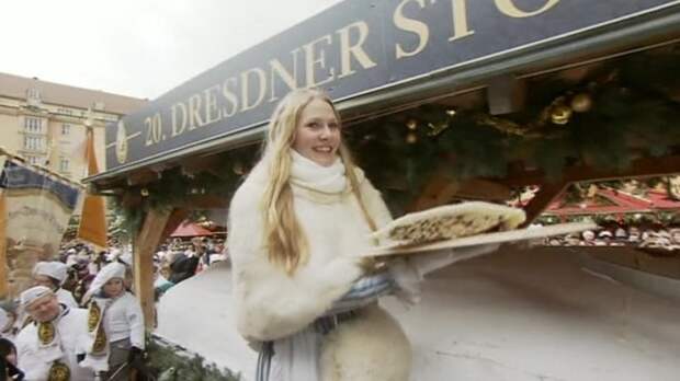 В Дрездене спекли и съели гигантский рождественский Штоллен