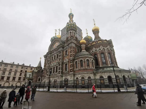 Мутное небо и запах гари: петербуржцам объяснили причины смога