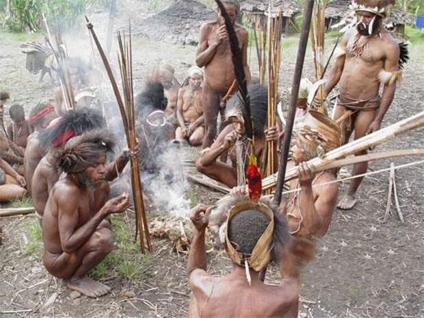 Последние племена каннибалов в Папуа Новой Гвинее (9 фото)