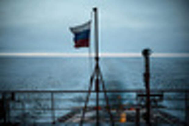 Атомный ледокол "50 лет Победы" в Северном Ледовитом океане (рекадрированный).