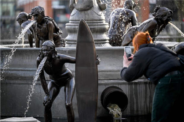 Оригинальный фонтан открыли вчера в Лондоне. Называется «Фонтан грязи»