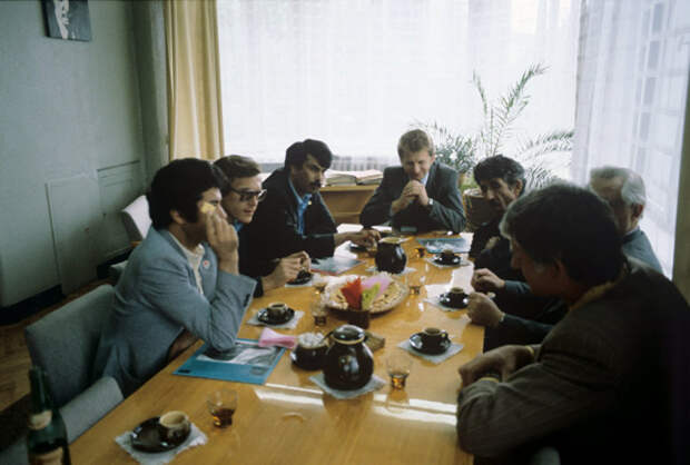 Известный афганский писатель Разек Руйин беседует с сотрудниками редакции. Литва, Каунас, 1961 год.