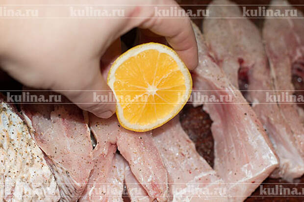 Каждый кусок рыбы посолить, поперчить по вкусу и сбрызнуть соком лимона.