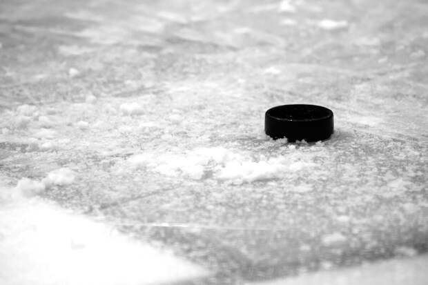 Тестовый матч на хоккейной арене Игр-2026 в Италии остановили из-за дыры во льду