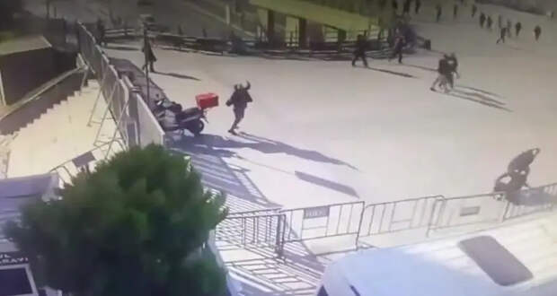Шесть человек получили ранения в ходе нападения террористов у здания суда в Стамбуле