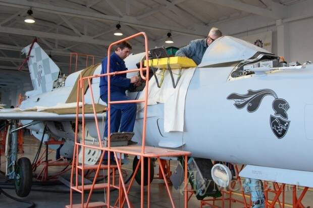 Рабочие модернизируют МиГ-21 для ВВС Республики Хорватия