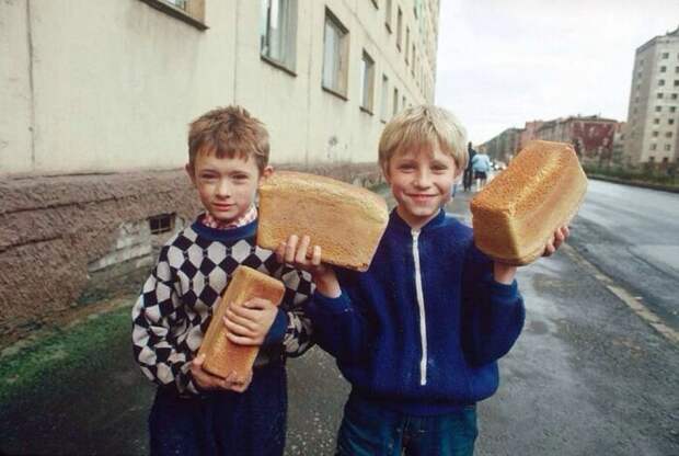 Те, чье детство прошло в Советском Союзе, наверняка помнят эту хрустящую корочку хлеба, которая съедалась еще по пути домой / Фото: ok.ru