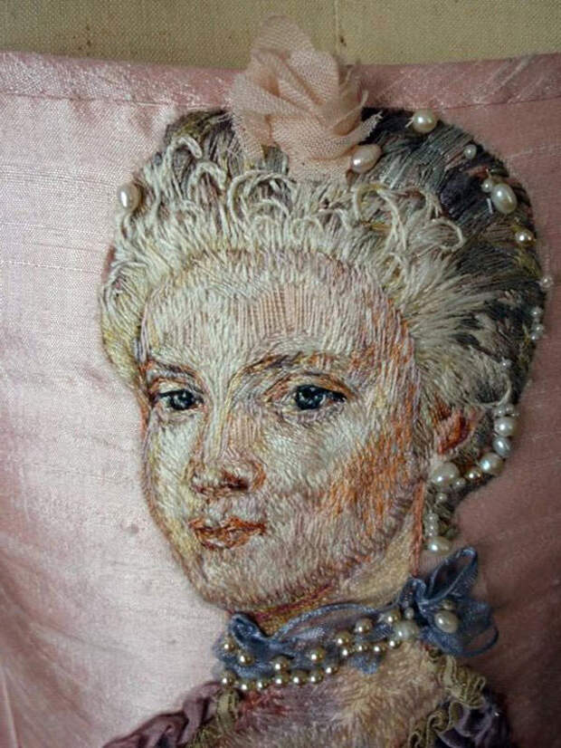 Рельефная вышивка в стиле рококо