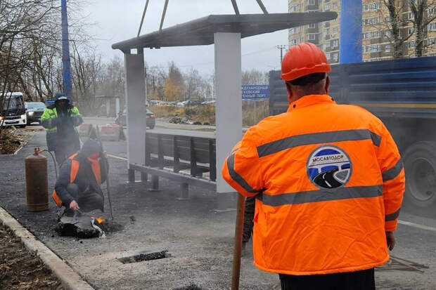 Около 10 поврежденных остановочных павильонов отремонтировали в Подмосковье