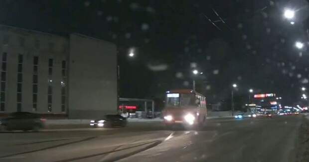 Водитель ПАЗа избежал ДТП, развернув автобус на 180 градусов