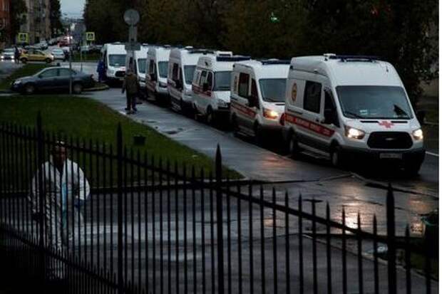 Ambulances queue before driving onto the territory of the Pokrovskaya hospital amid the outbreak of the coronavirus disease (COVID-19) in Saint Petersburg, Russia October 23, 2020. REUTERS/Anton Vaganov