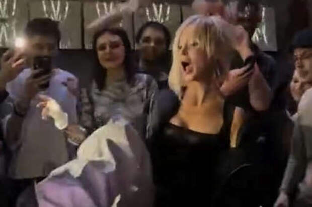 Интернет-пользователи осудили певицу Глюкозу за откровенные танцы в Москве