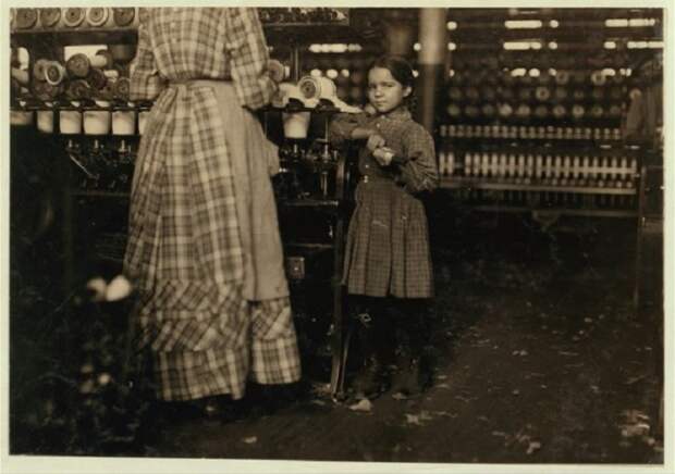 Молодой человек торгующий газетами на входе в Капитолий. Калифорния, май 1915 года.