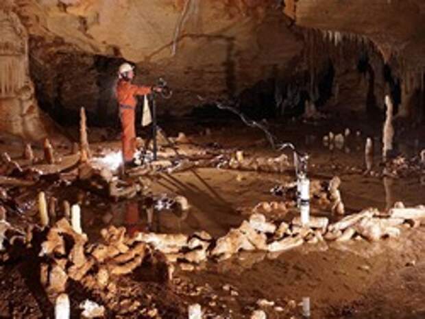 В глубинах французской пещеры обнаружили Стоунхендж неандертальцев