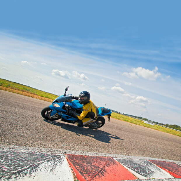Среди современных спортивных &laquo;литров&raquo; BMW S1000RR пока вне конкуренции. В его активе самый мощный двигатель и совершенная электроника.