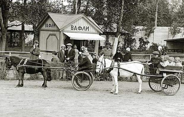 Катание на ослах и пони, 1930-е годы. Фото: архив Московского зоопарка