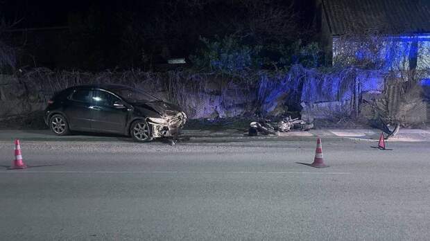 В Симферополе иномарка врезалась в легковушку: пострадали двое подростков