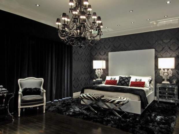 Чёрные обои и белая кровать - идеальное сочетание. 