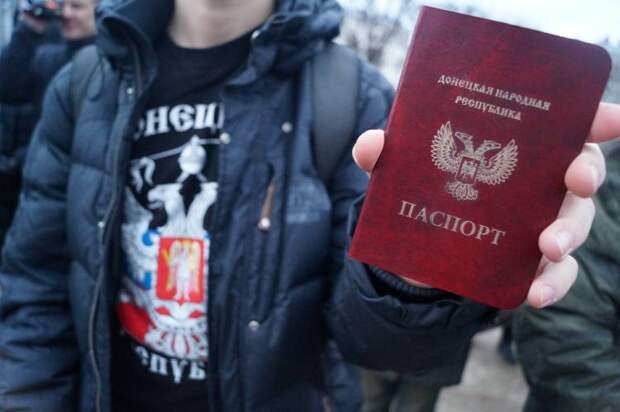 Киев навязывает свои паспорта «бомбежками и насилием» Киев навязывает свои паспорта «бомбежками и насилием»