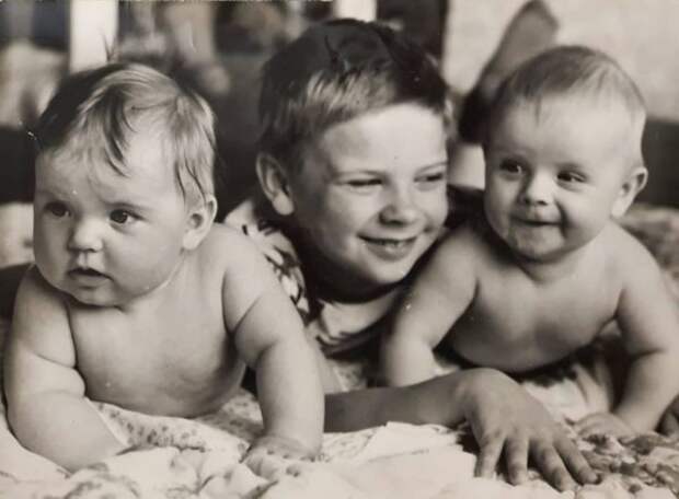 Детское фото Дмитрия Комарова с братом Колей и сестрой Линой