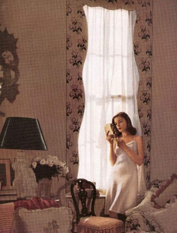 Модель Бетти Бэколл (Betty Bacall) позирует в номере отеля «Риц» в Нью-Йорке.
