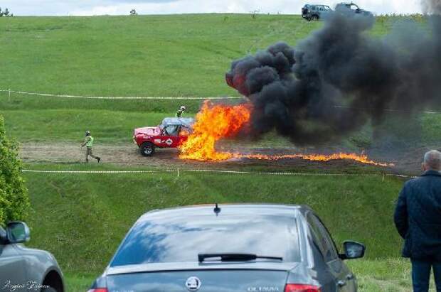 На чемпионате Тамбовской области по трофи-рейдам загорелся автомобиль