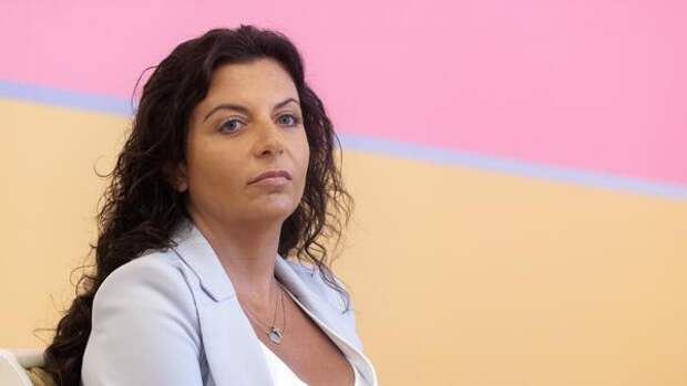 Приняла изменения во внешности: Симоньян вышла на сцену без парика