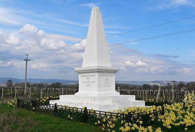 Памятник погибшим в Крымской войне англичанам под Балаклавой