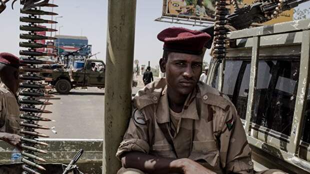 Военнослужащие дежурят на одной из улиц Хартума