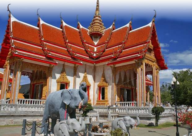Туристы в Таиланде переодеваются в женскую одежду в храмах Бангкока