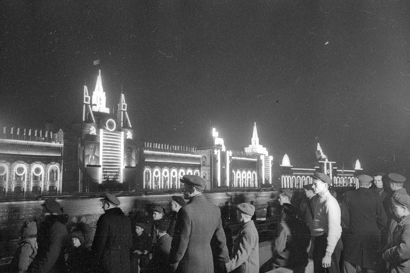 Как выглядели советские магазины перед Новым Годом (ФОТО)