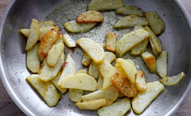 Картофель готов. Можно слить лишнее масло через сито.