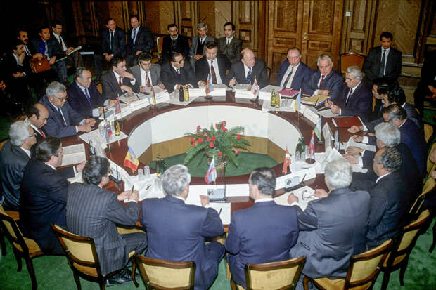 Первая встреча глав стран-членов СНГ, на которой было официально объявлено о распаде СССР. Минск, 30 декабря 1991 года