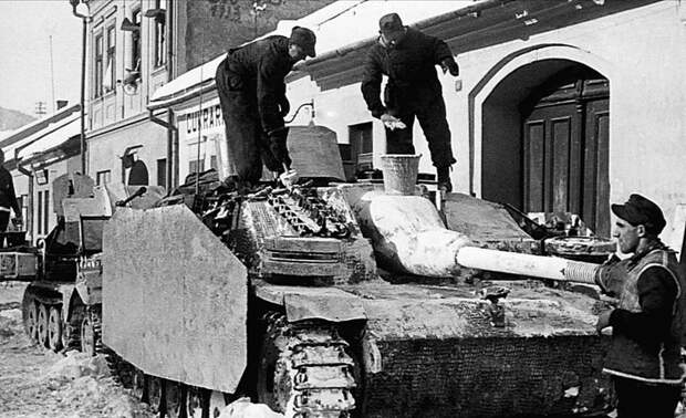 Экипаж САУ StuG III Ausf. G вермахта наносит на машину зимний камуфляж Великая Отечественная Война, СССР, военная техника, германия