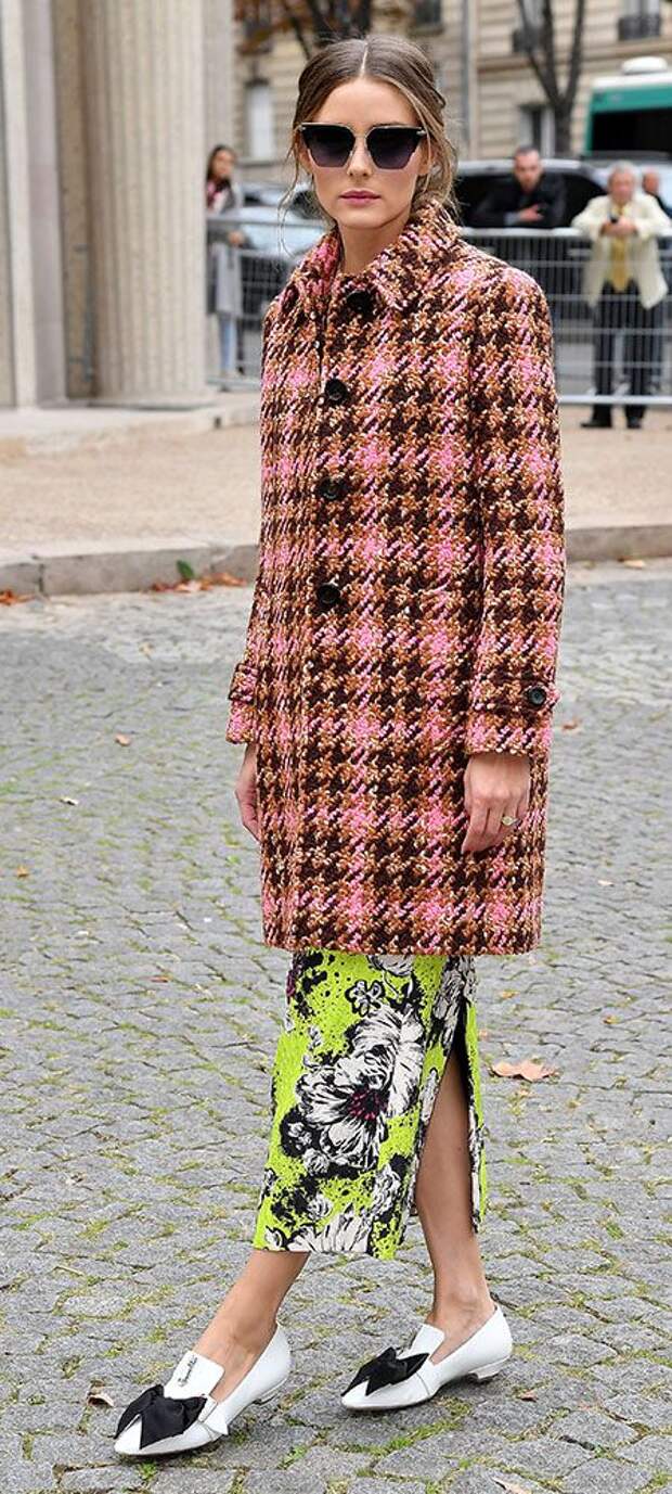 Оливия Палермо в розовом пальто в клетку,узкая желтая юбка и туфли без каблука 