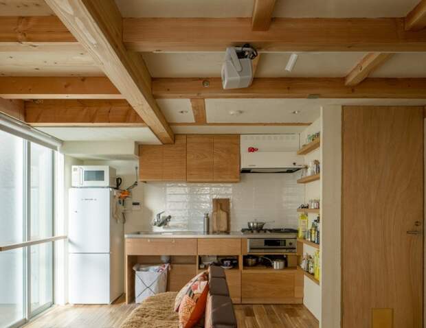 Современная кухня с множеством открытых полок и систем хранения. | Фото: conpaper.tistory.com.